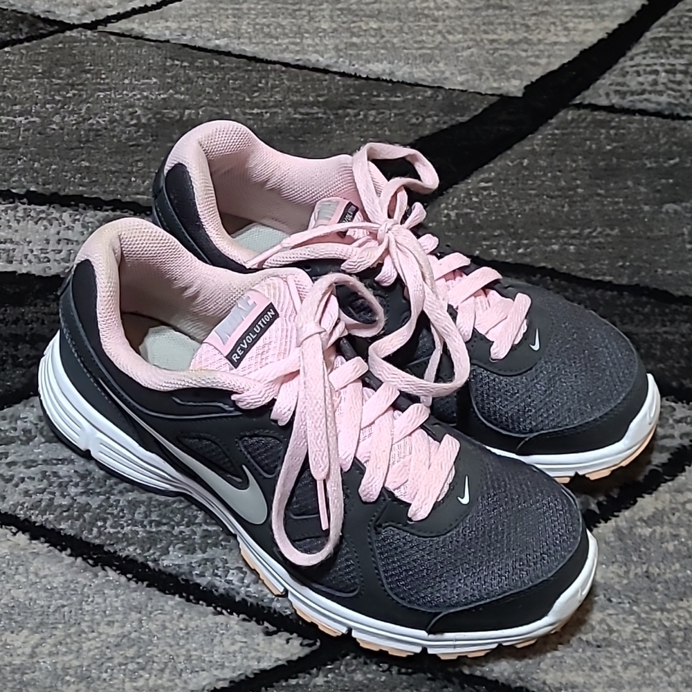 NIKE REVOLUTION SWOOSH ATHLETIC SHOES